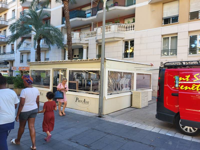 Installation de 8 toiles PVC dans une boulangerie à Nice